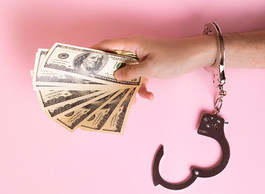 Сотрудник фармкомпании пытался подкупить представителя  Минпромторга