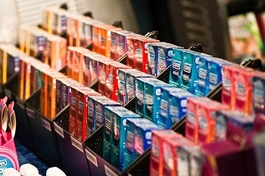 Россияне начали покупать презервативы большими коробками