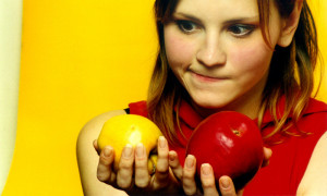 женщина и яблоки