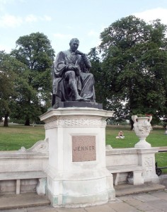 43875304_Edward_Jenner_statue_in_Kensington_Gardens_London
